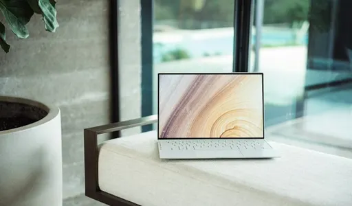 Laptop på en benk i et lyst rom