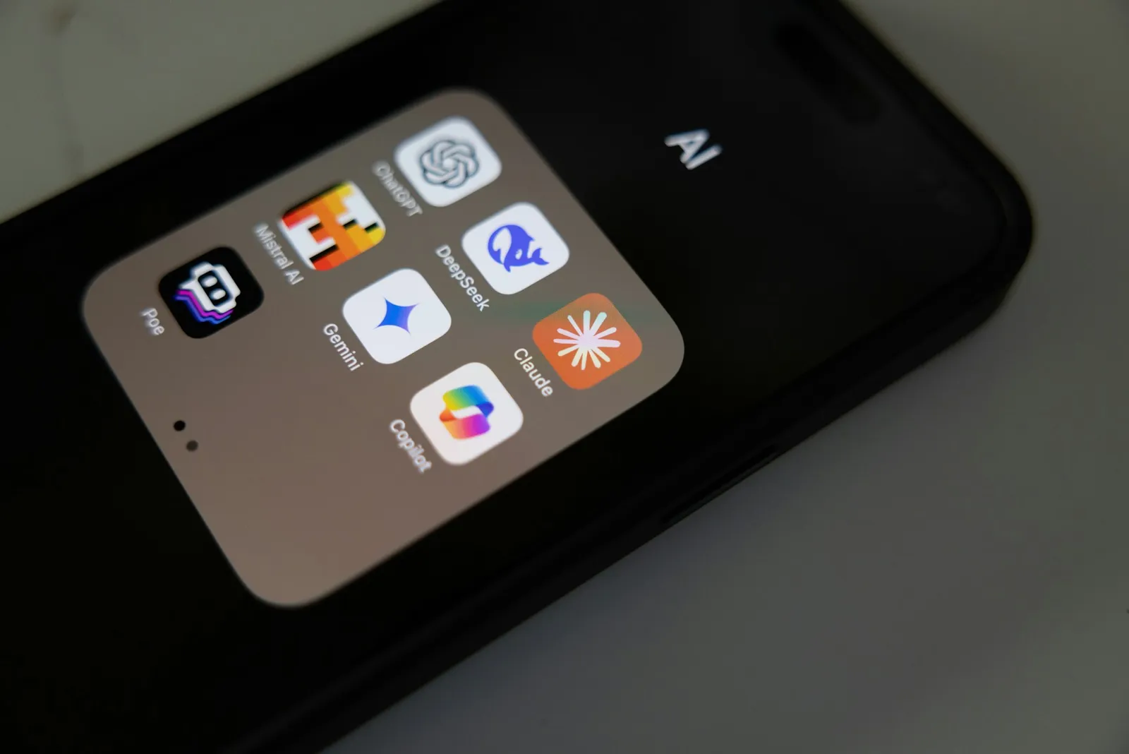 AI-assistenter som ChatGPT, Gemini, Claude og Copilot på en mobiltelefon