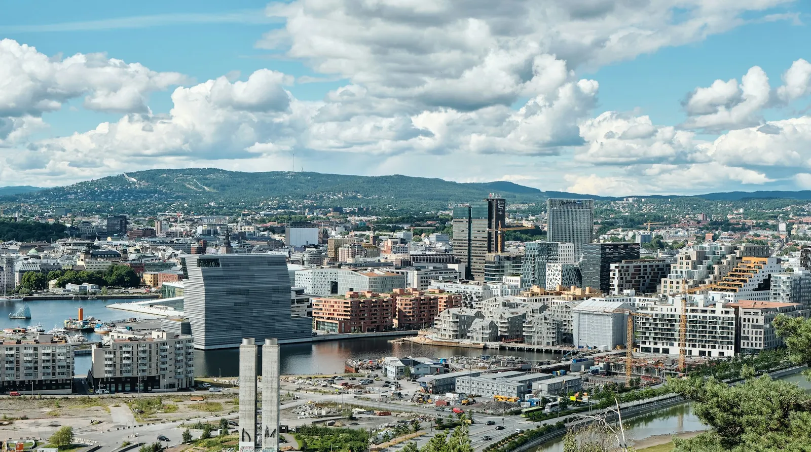 Utsikt over Oslo sentrum en sommerdag